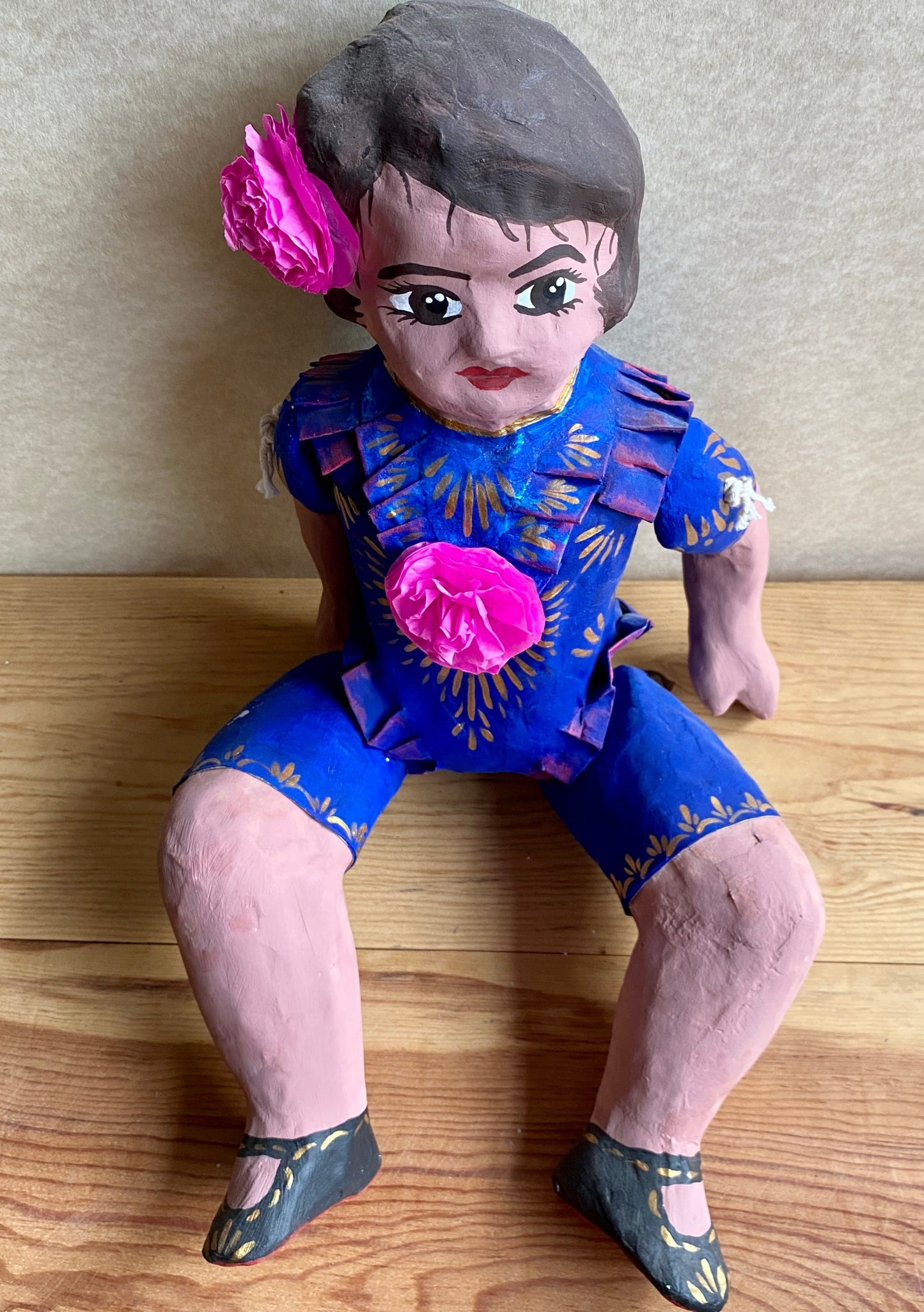 Muñeca de cartón con detalle