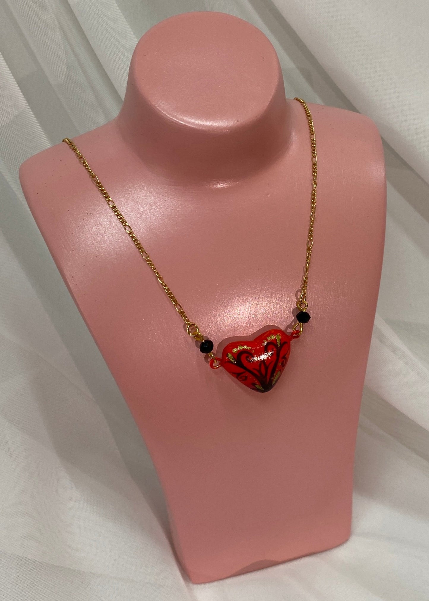 Collar de corazón rojo de barro