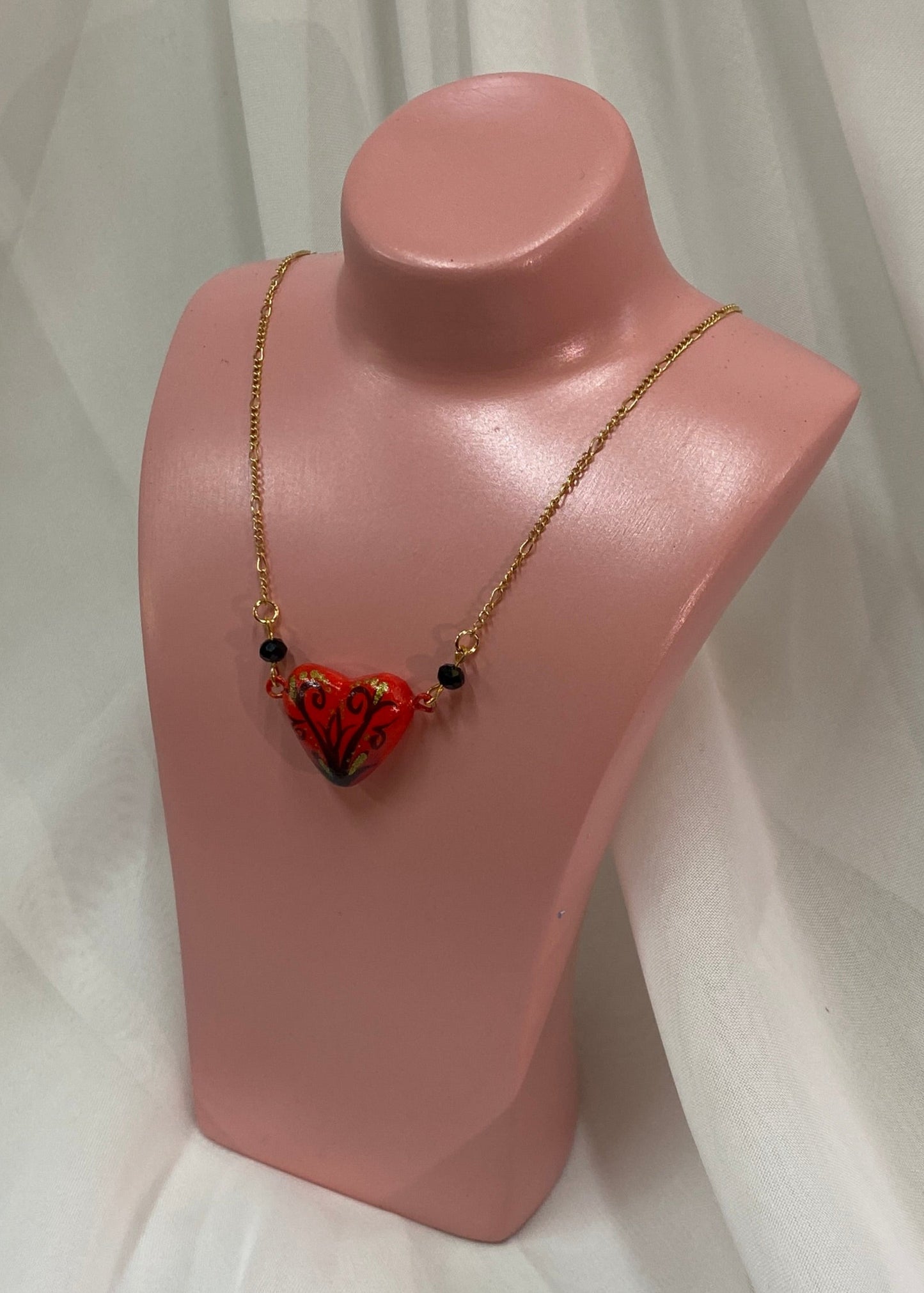 Collar de corazón rojo de barro