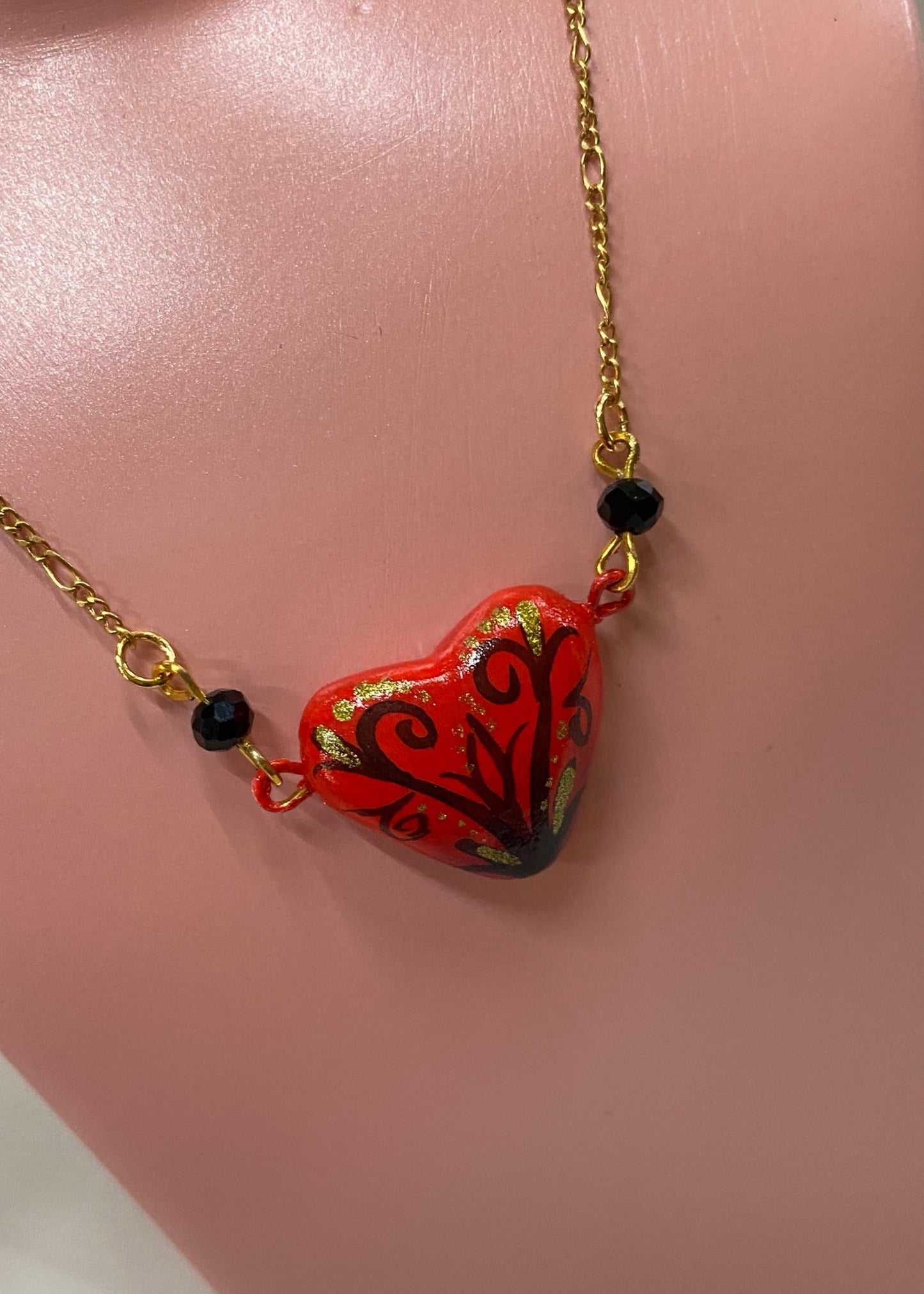 Collar de corazón rojo de barro