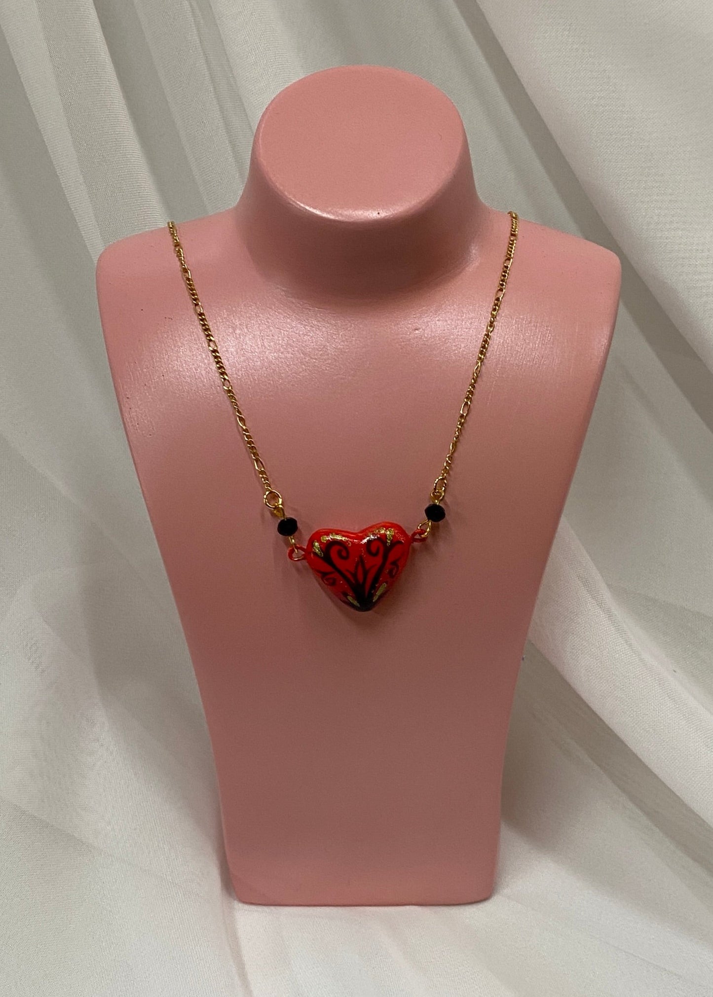Collar de corazón rojo de barro