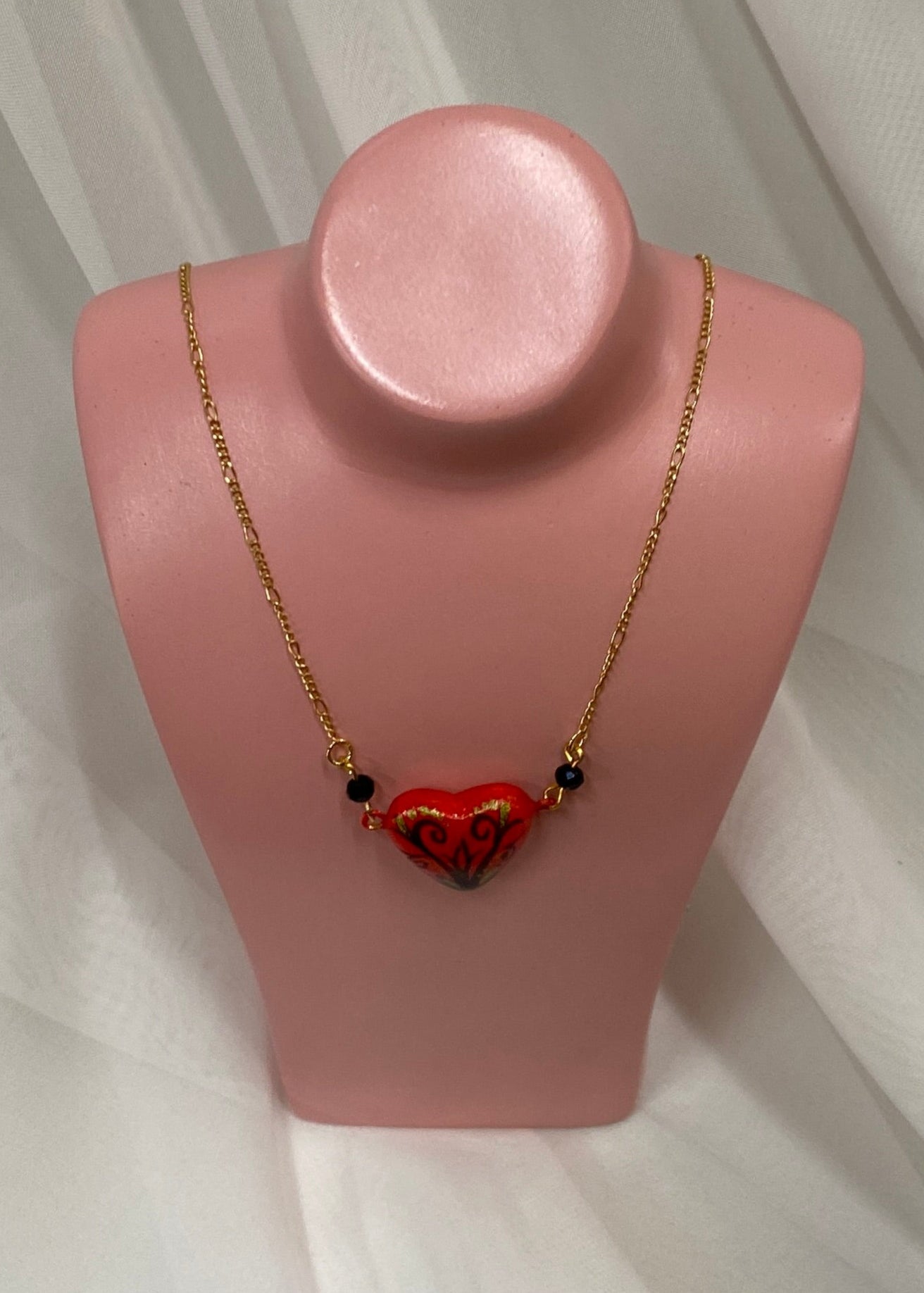 Collar de corazón rojo de barro