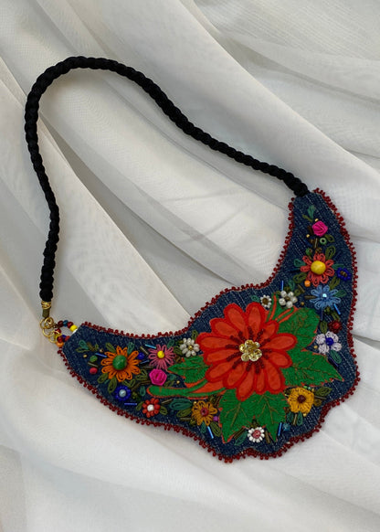 Collar de tela bordado rojo