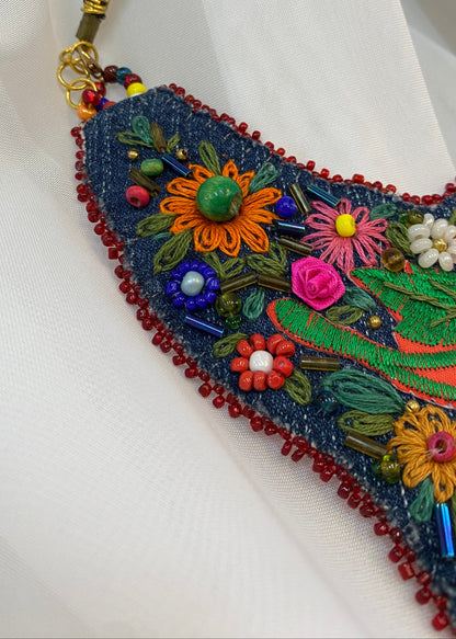 Collar de tela bordado rojo