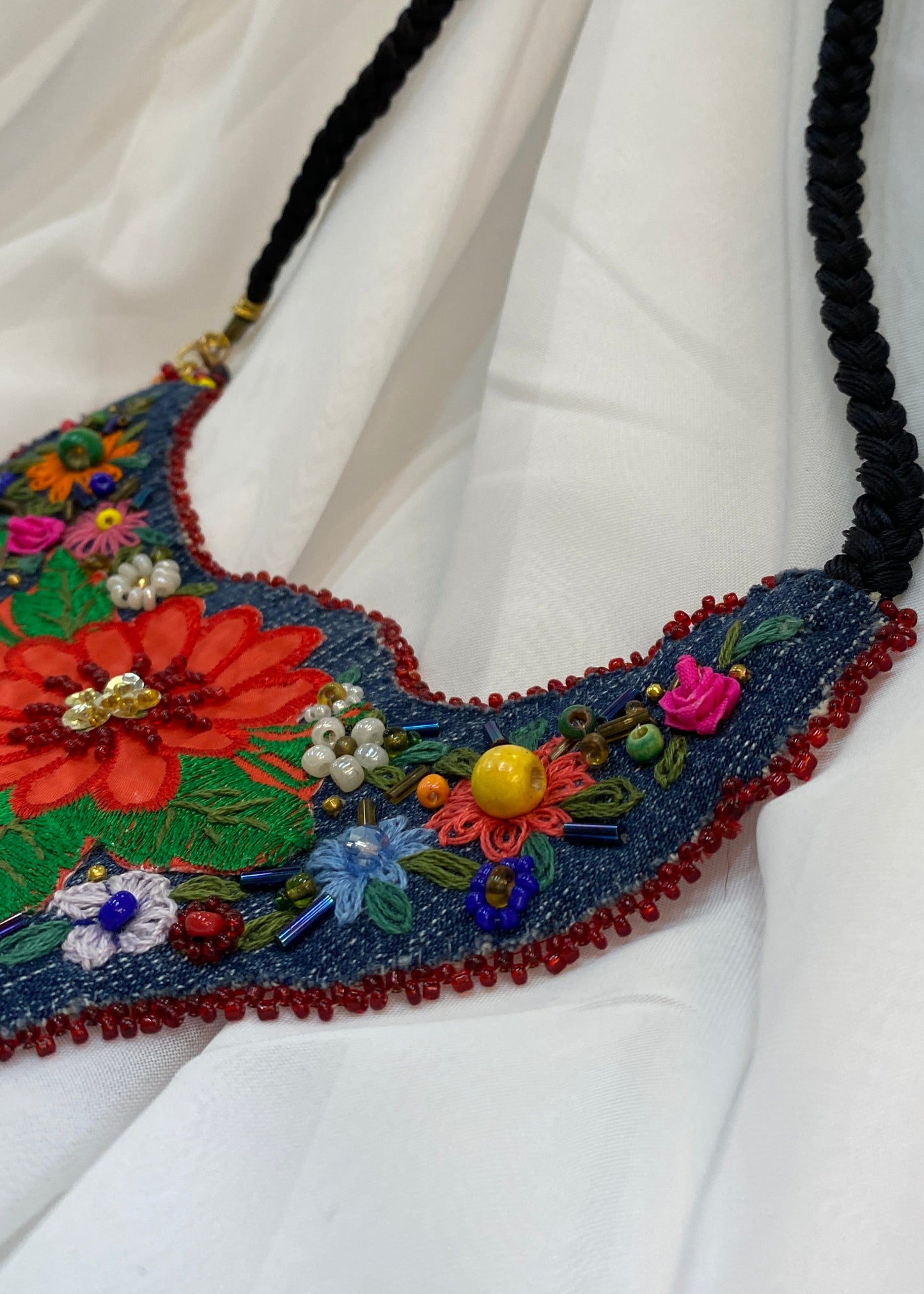 Collar de tela bordado rojo