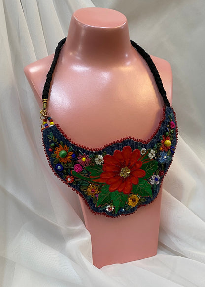 Collar de tela bordado rojo