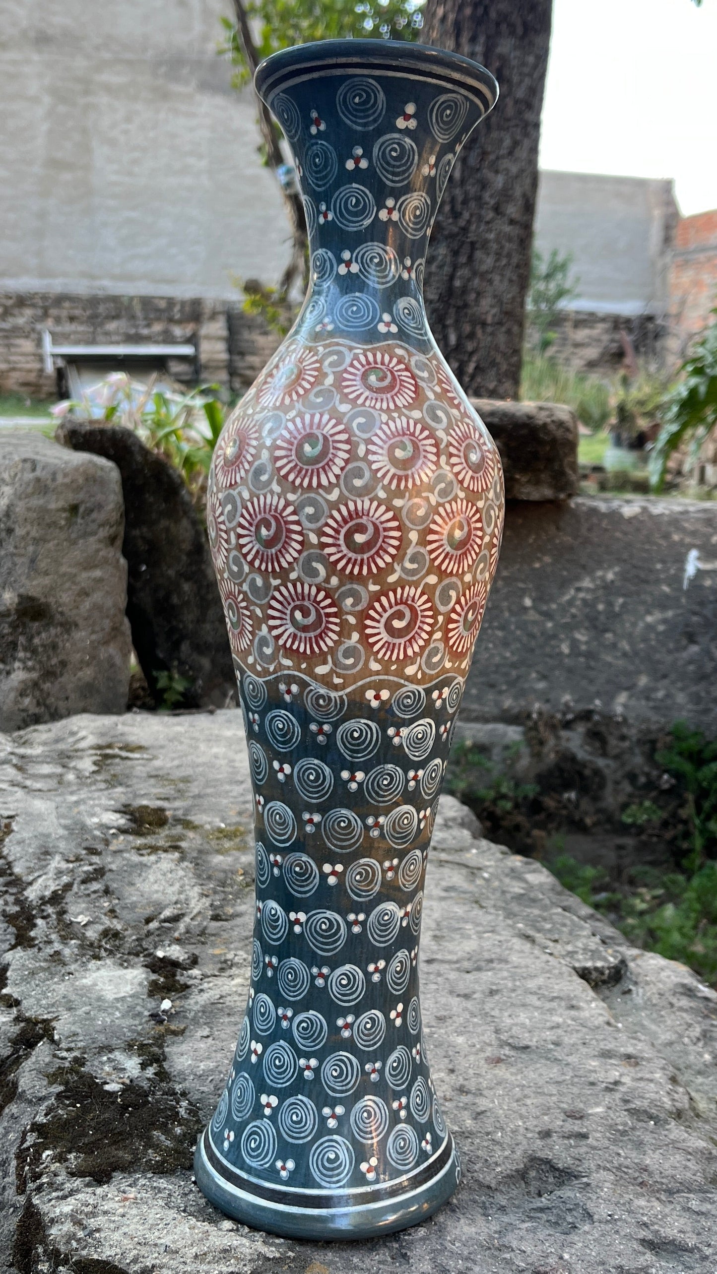 Jarrón Largo Barro Bruñido