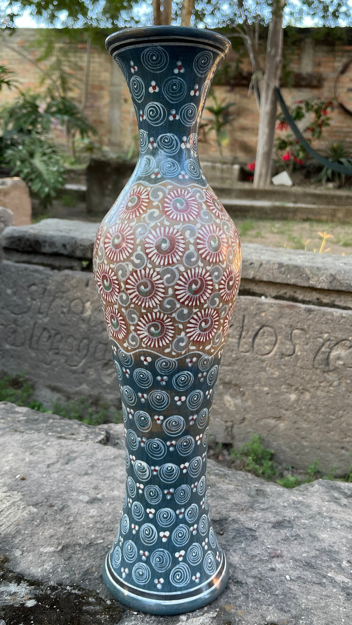 Jarrón Largo Barro Bruñido