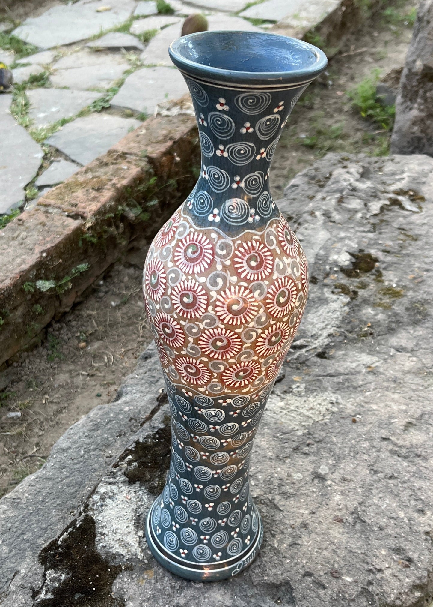 Jarrón Largo Barro Bruñido