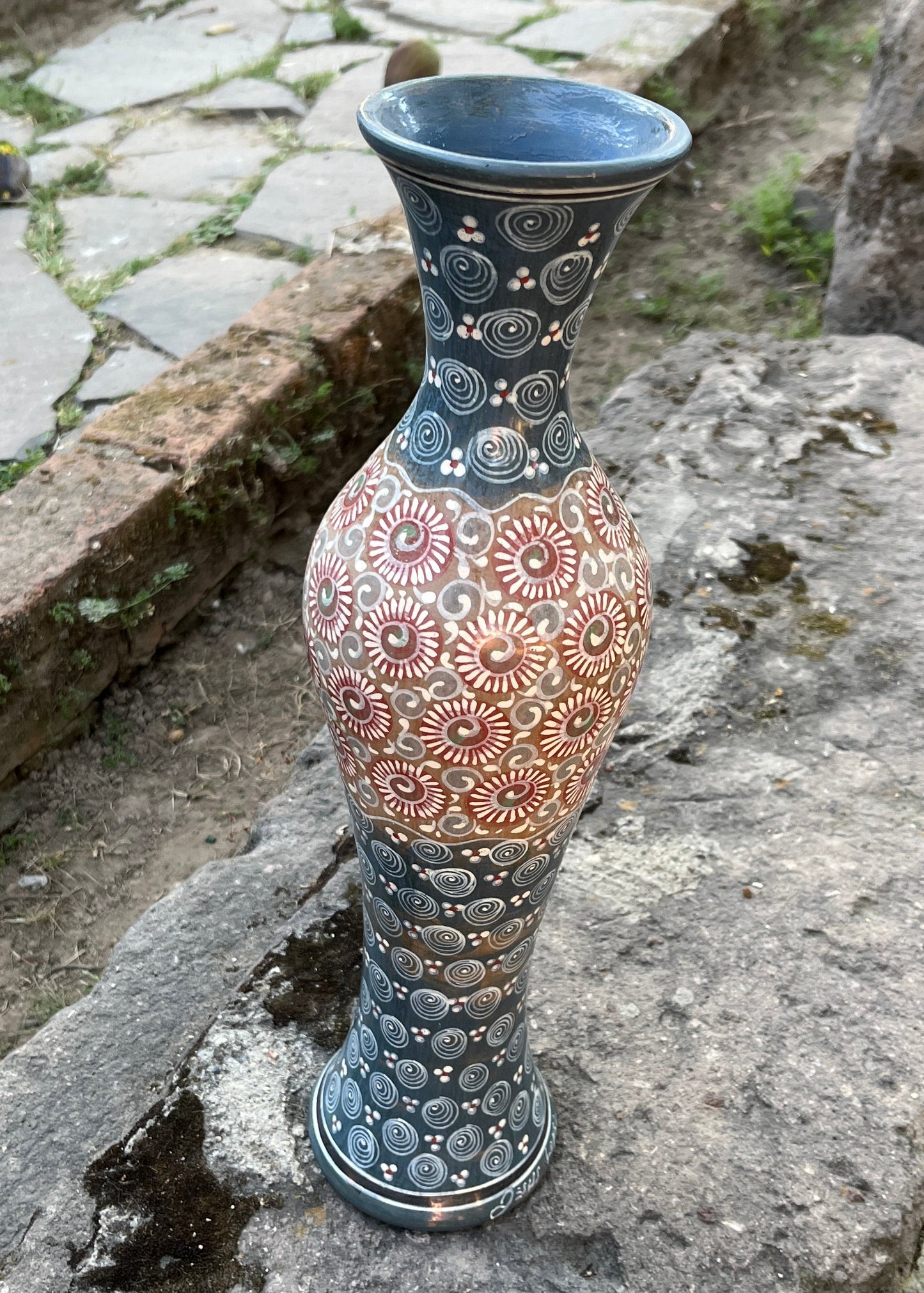 Jarrón Largo Barro Bruñido