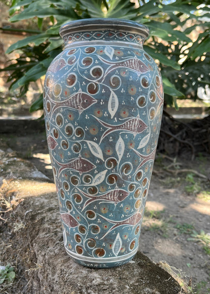 Jarrón de Barro Bruñido Azul con Peces.