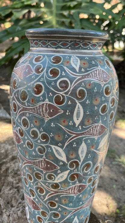 Jarrón de Barro Bruñido Azul con Peces.