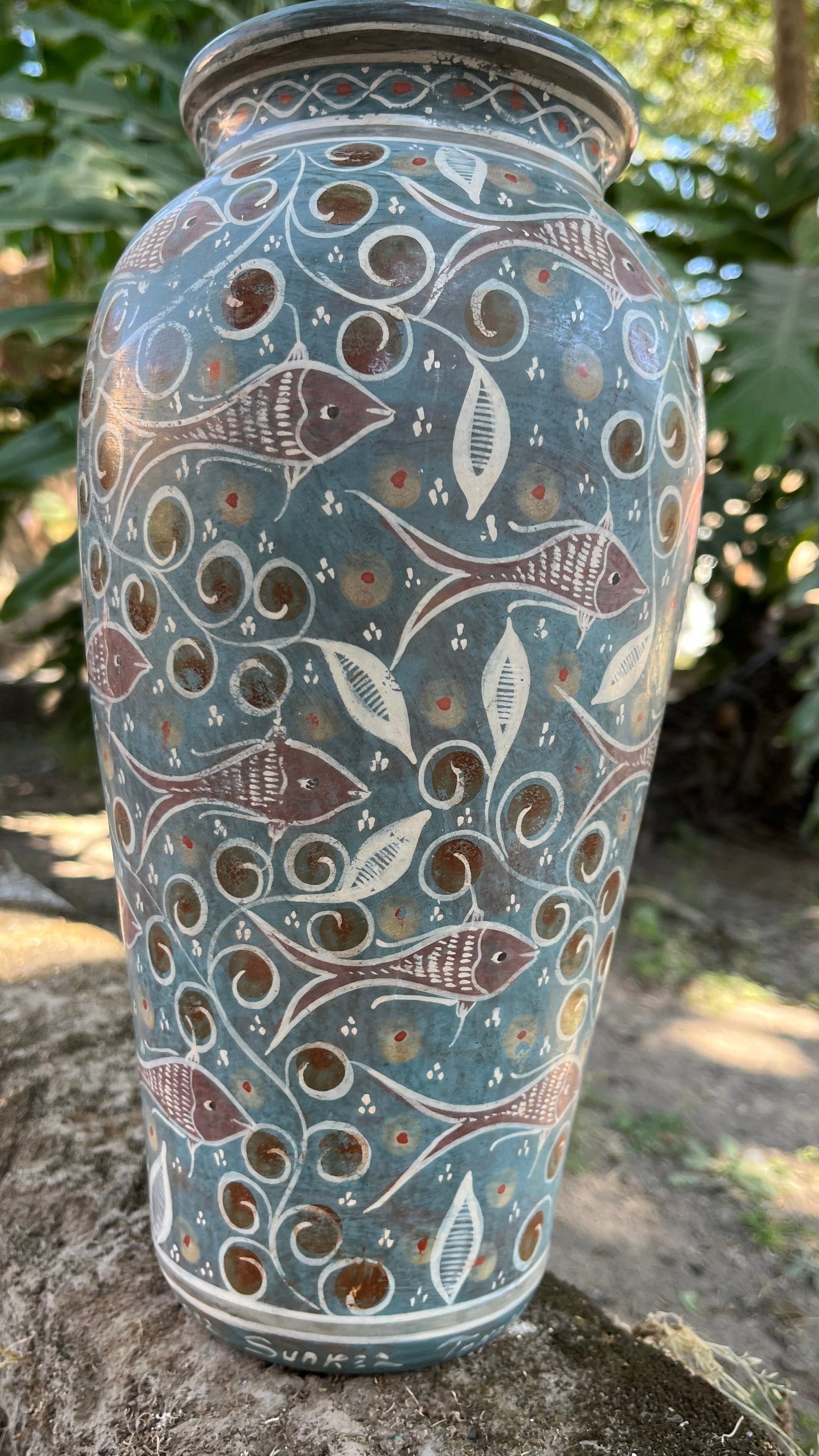 Jarrón de Barro Bruñido Azul con Peces.