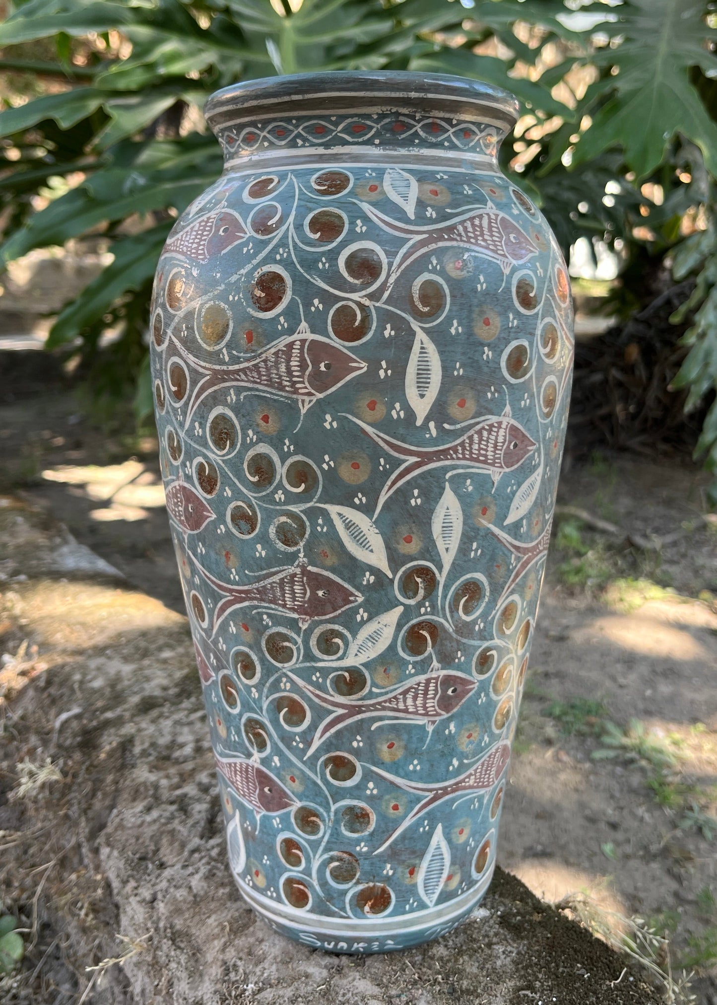 Jarrón de Barro Bruñido Azul con Peces.