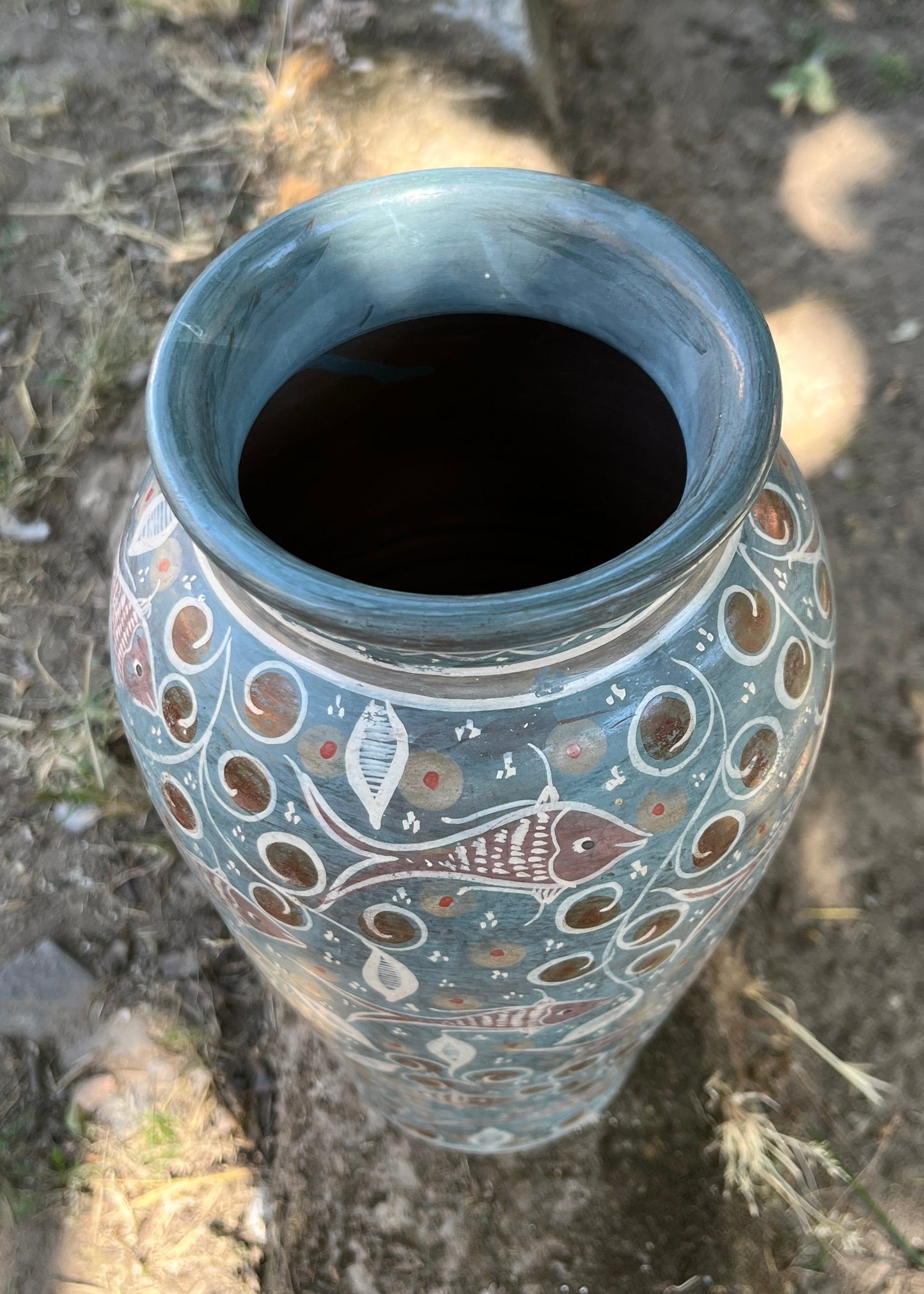 Jarrón de Barro Bruñido Azul con Peces.