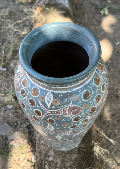 Jarrón de Barro Bruñido Azul con Peces.