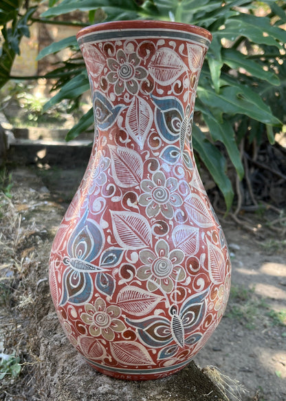 Jarrón de Barro Bruñido Mariposas