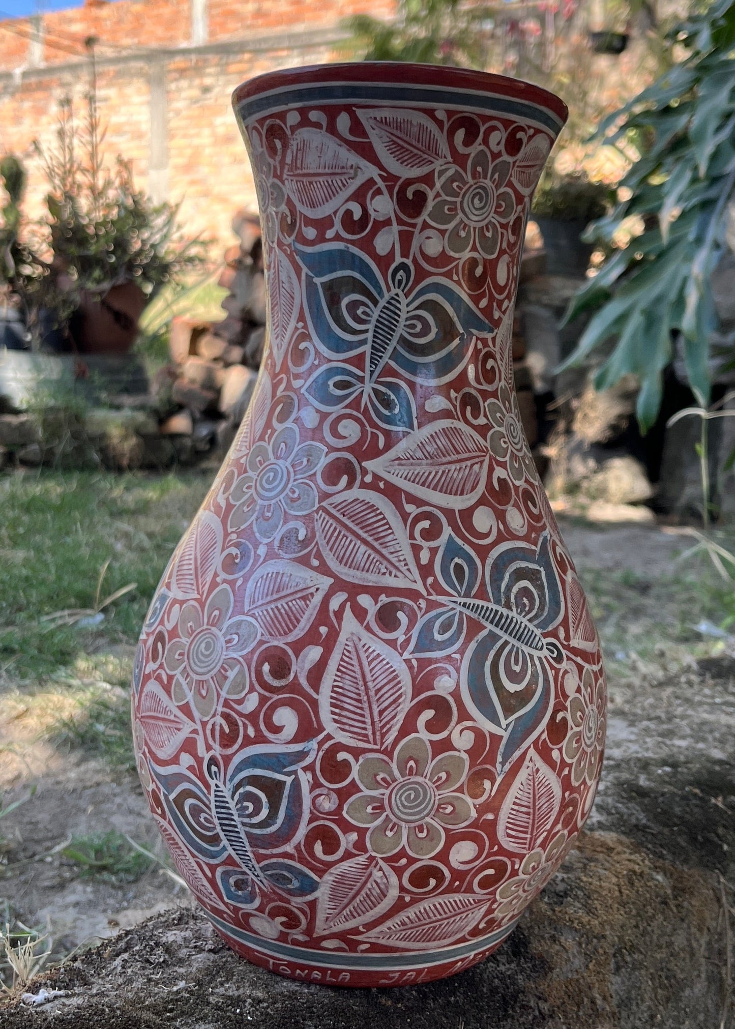 Jarrón de Barro Bruñido Mariposas