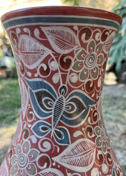 Jarrón de Barro Bruñido Mariposas